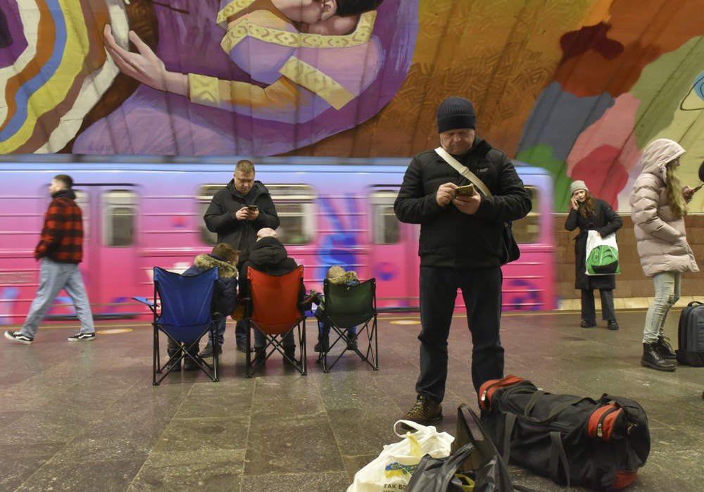 Кияни в метро під час повітряної тривоги.