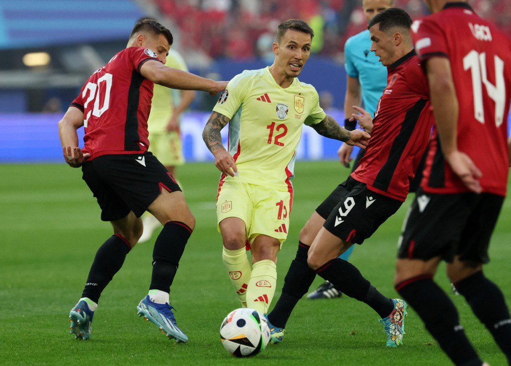 Алехандро Грімальдо (по центру) з Іспанії в дії під час футбольного матчу групи В Євро-2024 між Албанією та Іспанією в Дюссельдорфі, Німеччина.