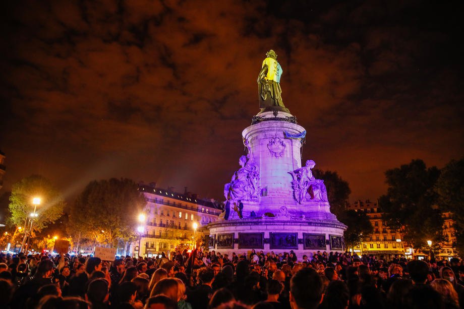 Акція у день оголошення результатів президентських виборів Франції на площі Республіки в Парижі, 24 квітня 2022 року.
