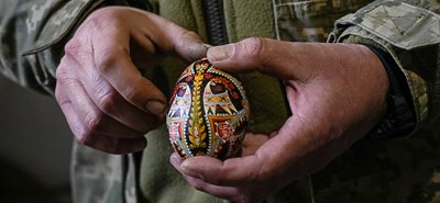 «Хлопці хочуть писанок на згадку». Історія писанкаря на фронті 