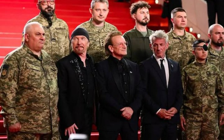 Фронтмен гурту U2 Боно вийшов на червону доріжку Каннського фестивалю з українськими воїнами