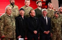 Фронтмен гурту U2 Боно вийшов на червону доріжку Каннського фестивалю з українськими воїнами