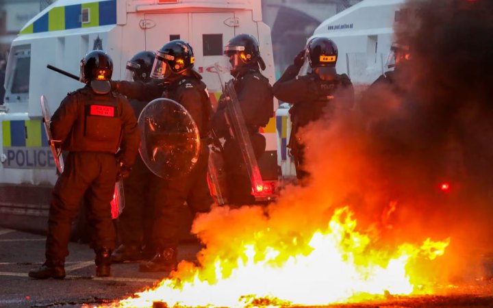 У Північній Ірландії другу ніч поспіль стаються вуличні сутички з поліцією