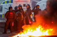 У Північній Ірландії другу ніч поспіль стаються вуличні сутички з поліцією