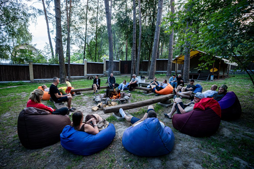 Ветерани і ветеранки з родинами під час ретриту ветеранського проєкту «Трайб»