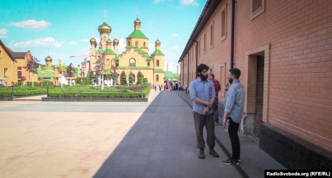 Журналіст програми Донбас.Реалії і Рафаель Лусваргі (ліворуч) в Свято-Покровському Голосіївському монастирі.