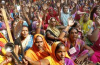Умерших при стерилизации женщин в Индии оперировали в условиях антисанитарии