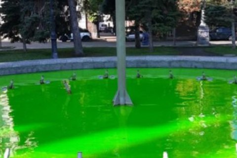В центре Киева хулиганы "покрасили" фонтан в зеленый цвет и засыпали мыльный раствор