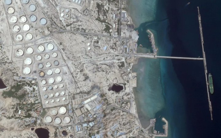 Bloomberg: Іран терміново вивозить нафту зі сховищ на тлі погроз США