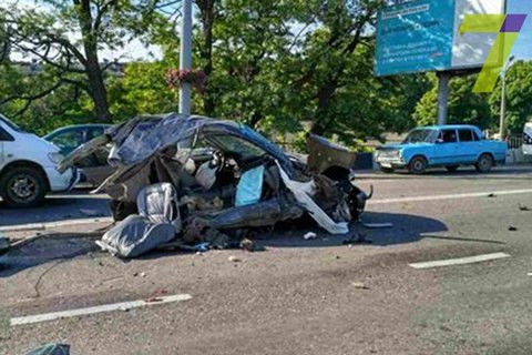 В Одессе автомобиль BMW разорвало пополам от удара о столб
