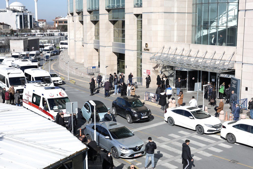Поліція охороняє територію після нападу перед будівлею Стамбульського суду, 6 лютого 2024 р.