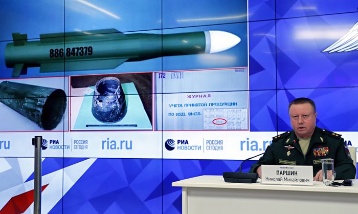 Представитель МО России Николай Паршин во время пресс-конференции в Москве, 17 сентября 2018, на которой была
выдвинута версия, что ракета, которой был сбит самолет Malaysia Airlines, принадлежала украинской воинской части.