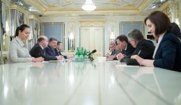 Порошенко рассказал послам G7 и ЕС о ситуации на Донбассе