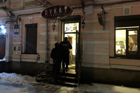 У центрі Києва невідомі напали на салон антикваріату і облили його бензином