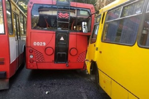 В центре Одессы семь человек пострадали в ДТП с участием троллейбуса и маршрутки