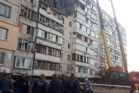 Рятувальники почали повертати речі мешканцям будинку на Позняках, де в червні стався вибух