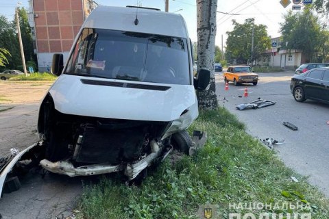 ​У Запоріжжі в ДТП з маршруткою та легковиком постраждали 13 осіб
