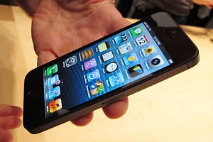 У США охочі купити iPhone 5 стоять у черзі по кілька днів