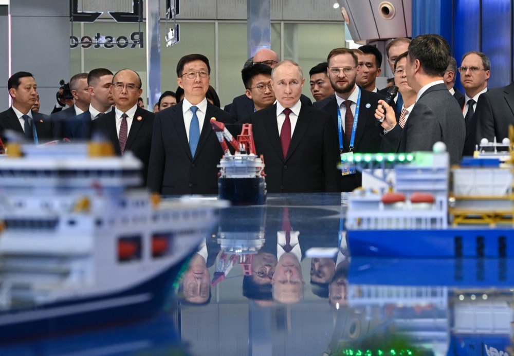 Президент РФ Путін і віцепрезидент Китаю Хань Чжен (зліва від нього) відвідують російсько-китайську виставку в Харбіні, провінція Хейлунцзян, Китай, 17 травня 2024 року