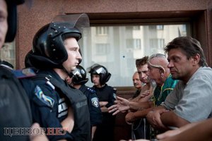 Оппозиция заявляет, что милиция не дает собирать подписи против Януковича под Украинским домом