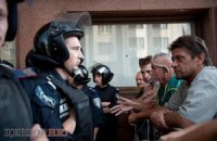 Оппозиция заявляет, что милиция не дает собирать подписи против Януковича под Украинским домом