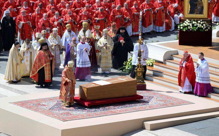 Головне за суботу, 26 квітня: авіаудар по Костянтинівці, понад 160 боєзіткнень, похорон Папи Римського Франциска