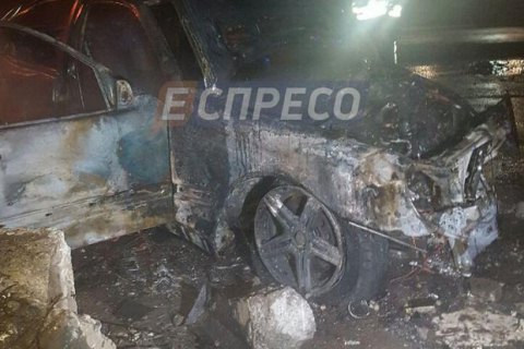 В центре Киева "Мерседес" врезался в каменный отбойник и сгорел