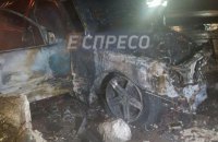 В центре Киева "Мерседес" врезался в каменный отбойник и сгорел