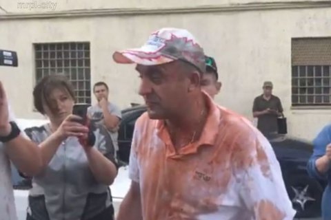 Вышедшего на свободу корректировщика обстрела Мариуполя облили томатным соком и зеленкой