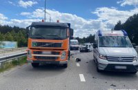 На Київщині легковик врізався у вантажівку, загинула дитина