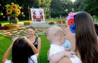 Школьники оформили выставку цветов в Киеве