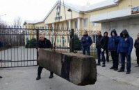 Відділення Сбербанку в Запоріжжі заблокували бетонними блоками