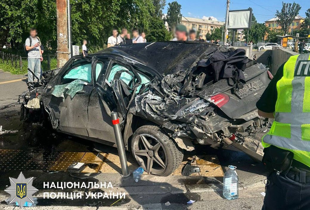 «Мерседес», який в'їхав у пішохідну зону. 