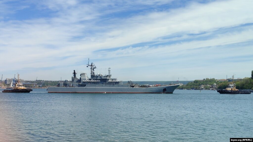 Буксири переміщують великий десантний корабель «Цезар Куніков» до Південної бухти Севастополя
