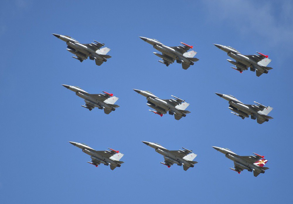 Данські винищувачі <i>F-16</i> виступають під час авіашоу на аеродромі <i>Karup Air Field</i>