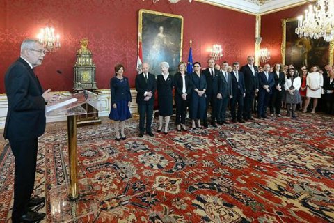 Новый канцлер Австрии Бригитта Бирляйн принесла присягу