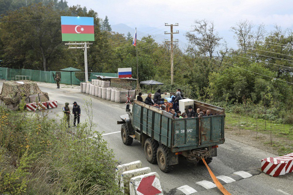Етнічні вірмени тікають з Карабаху до Вірменії, сидячи у самоскиді на КПП Лачин, який контролюють російські миротворці та азербайджанські прикордонники, 26 вересня 2023 року.
