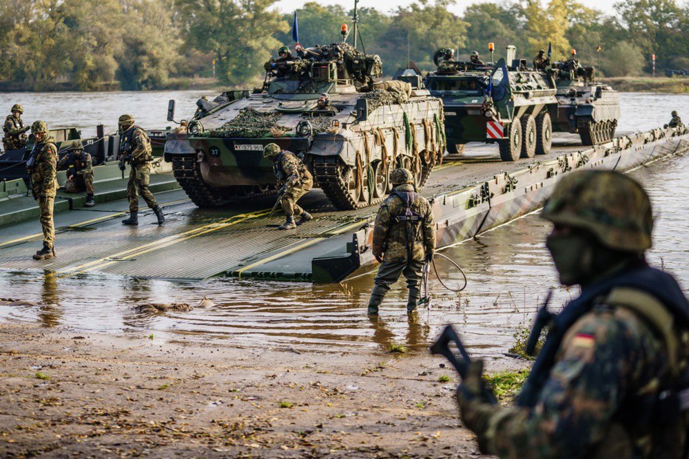 Солдати німецької армії відпрацьовують переправу через річку Ельба з танками <i>Marder</i> і <i>Fuchs,</i> Шторкау, Німеччина,
23 жовтня 2020 р.