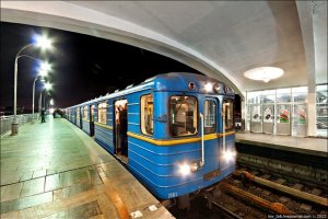 В киевском метро девушка упала на рельсы