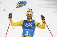 Шведские биатлонисты неожиданно победили в мужской олимпийской эстафете	