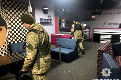 ​Из-за "минирования" в Харькове из ночного клуба эвакуировали 1500 человек