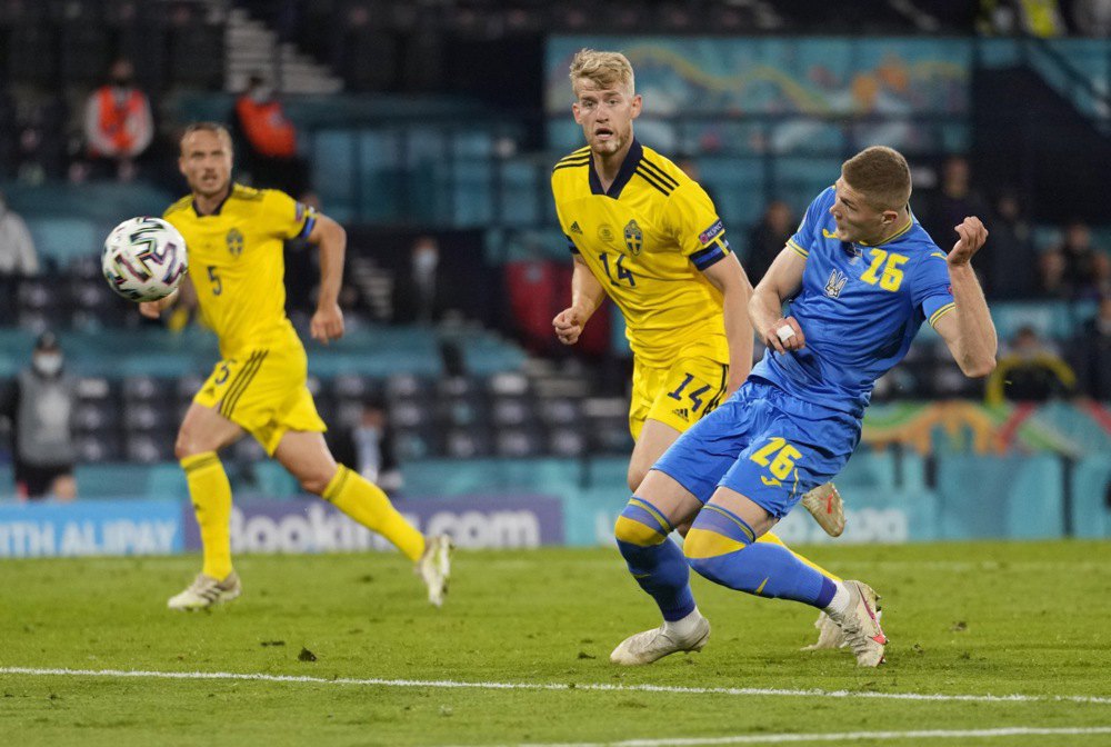 Артем Довбик за мить до вирішального гола у ворота Швеції на Чемпіонаті Європи 2020.