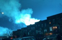 Из-за взрыва на электростанции в Нью-Йорке небо окрасилось в необычный цвет