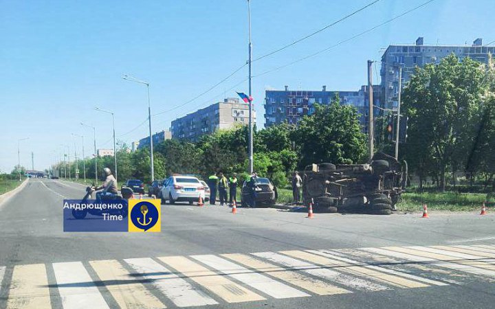 У Маріуполі російська ракета влучила в цивільний автомобіль, двоє людей отримали поранення