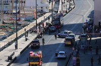 В Марселе автомобиль врезался в две автобусные остановки