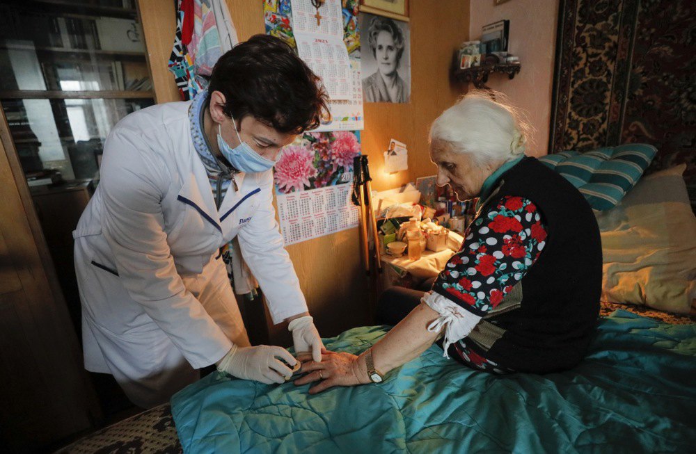 Візит лікаря до літньої пацієнтки й вакцинація проти <i>Covid-19</i> вдома, Київ, 20 квітня 2021 р.