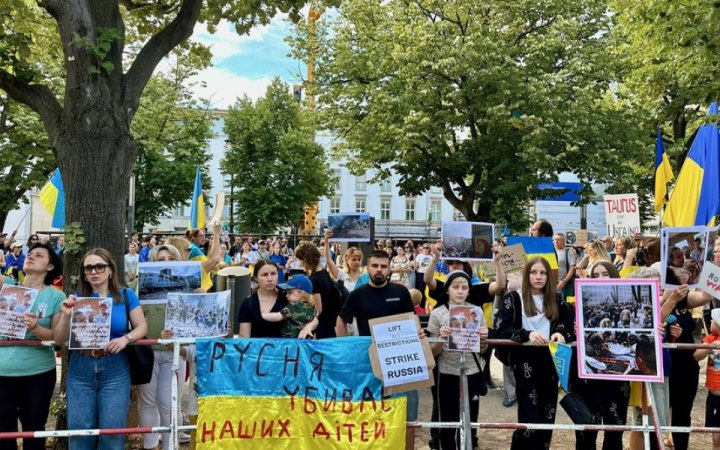 Українці в Берліні провели мітинг з вимогою надання ракет Taurus