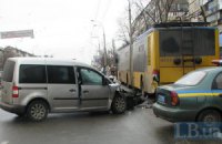 В Киев Volkswagen врезался в троллейбус с пассажирами