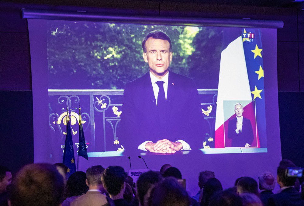 Прихильники президентської партії <i>RE Renaissance</i> спостерігають за промовою Емманюеля Макрона після оголошення результатів у Парижі, 9 червня 2024 р.