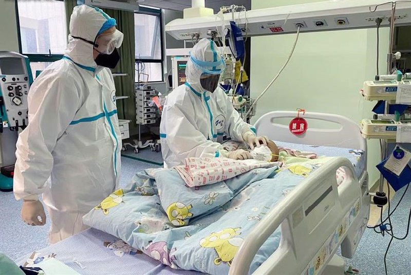 Немовля хворе на коронавірус під наглядом лікарів в палаті інтенсивної терапії, Китай 